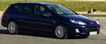 Stor, men rummelig?.Peugeot 407 SW måler 4,80 meter, men byder alligevel på decideret ringe benplads på bagsædet. På dette punkt bliver den slået godt og grundigt af f.eks. den nye Ford Mondeo. Foto: Jens Dresling 