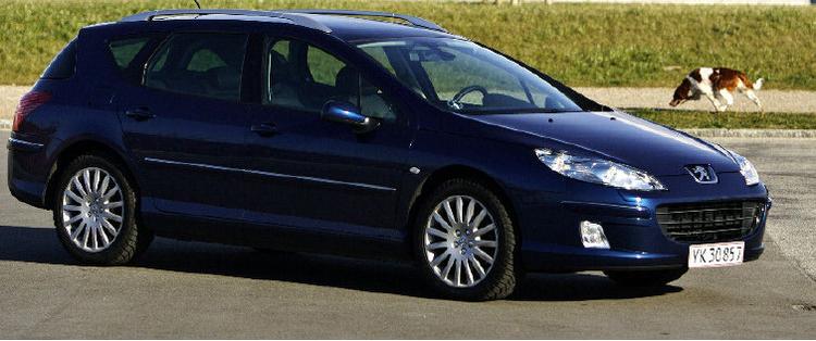 Stor, men rummelig?.Peugeot 407 SW måler 4,80 meter, men byder alligevel på decideret ringe benplads på bagsædet. På dette punkt bliver den slået godt og grundigt af f.eks. den nye Ford Mondeo. Foto: Jens Dresling 