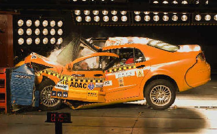 Brilliance BS 6 falder næsrmest fra hinanden ved crashtesten. Bemærk hvordan alle paneler rundt om kabinen er stærkt deformeret. FotoADAC 