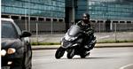 Piaggio MP3 lægger sig fint til siden, når den kører sikkert gennem kurverne. 