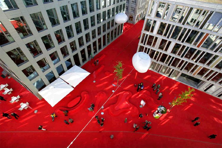 Hvis det går efter planen, bliver København rammen om en ambitiøs festival for nutidskunst - måske med biddrag fra den schweitziske kunstner Pipilotti Rist, som vil skabe en 'bylounge' som han har gjort i St. Gallen. 