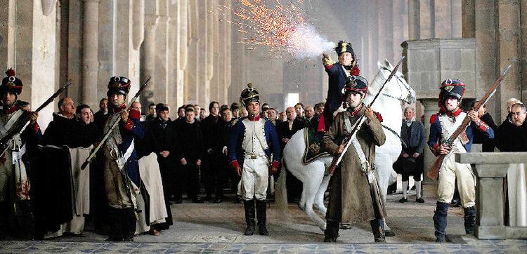 Selv om det er sjædent, der er heste og skuddueller i moderne kirker, viser Milos Forman med sin nye film, 'Goyas Spøgelser', at historien har det med at gentage sig selv. 