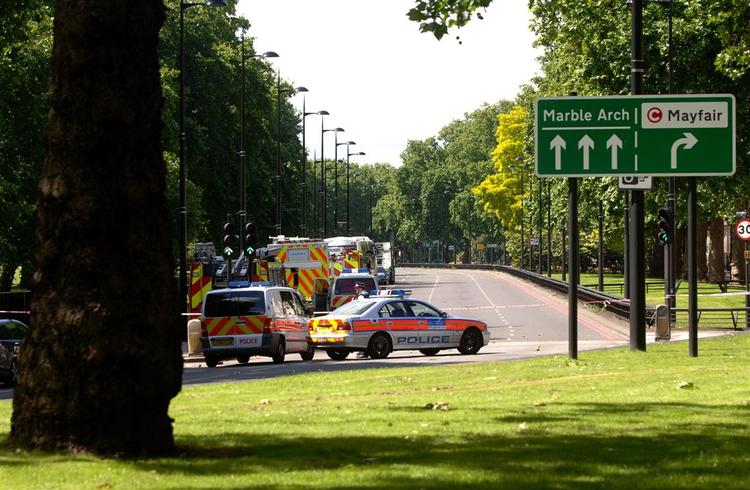 Politiet i gang med at undersøge bilen på Park Lane, som viste sig at indeholde eksplosiver. 