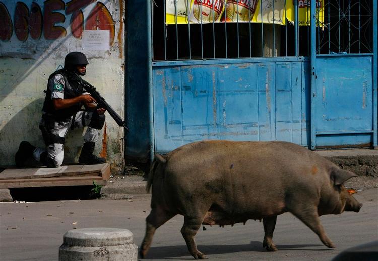 Politifolk rykker i position under aktionerne tidligere på ugen i Complexo do Alemao-sluområdet i Rio de Janeiro. 