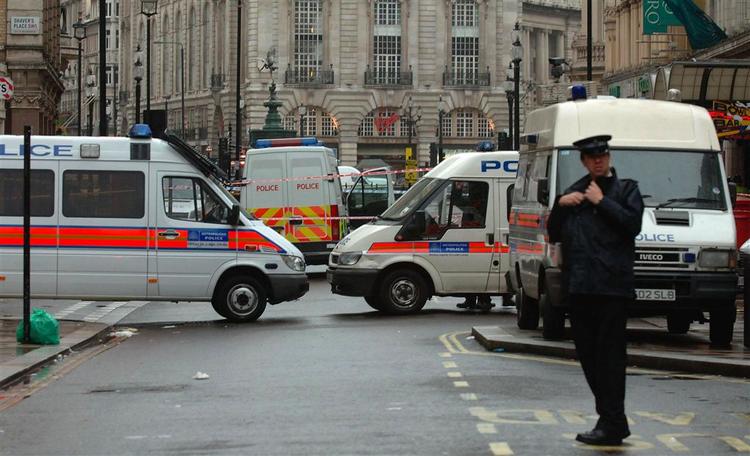 Store dele af London blev spærret af, da politiet i går fandt bomber i London. Her ved Haymarket. 