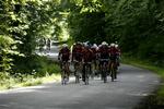 Lysindfald i skoven og cykelhjelme på hovederne. Cykelrytteren Brian Holm triller med på Politikens hold i motionscykelløbet Sjælland Rundt. 