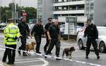Politi med bombehunde på arbejde i lufthavnen i Glasgow. 