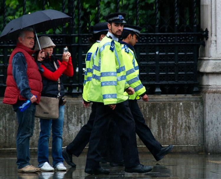 Betjente på patrulje passerer et par turister i London, der ligesom det øvrige Storbritannien er i højeste alarmberedskab efter flere terrorforsøg de seneste dage. 