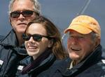 Tre generationer af Bush-familien samlet på feriestedet i staten Maine. Det er den nuværende præsidents datter i midten og Bush senior til højre. 