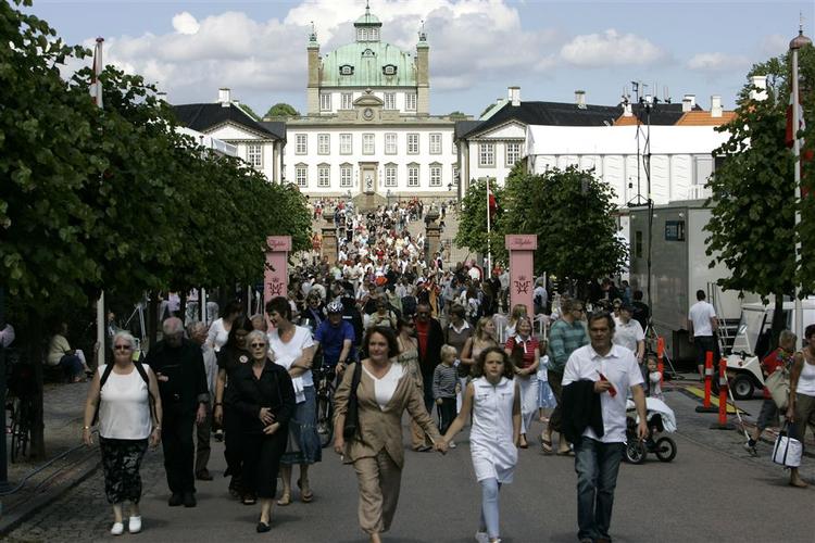 De fik, hvad de kom efter, alle tilskuerne til prinsesse Isabellas dåb. Et glimt af de kendte og kongelige. Og en dejlig dag i solskin. 