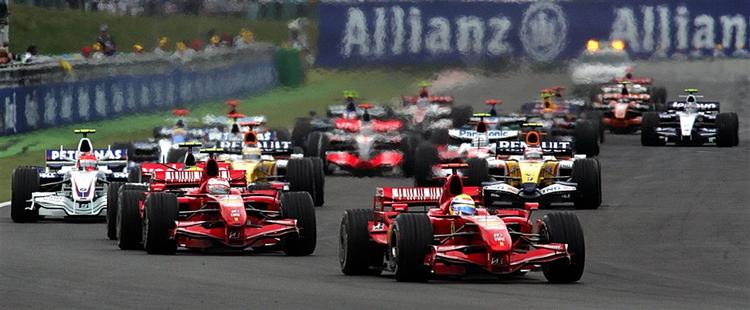 De to Ferrarier fører feltet an. Det er Räikkönen til venstre. 
