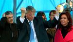 Præsident Nestor Kirchner og Christina Fernandez poserer for tilhængere i Buenos Aires i maj. 