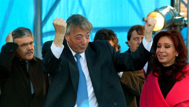 Præsident Nestor Kirchner og Christina Fernandez poserer for tilhængere i Buenos Aires i maj. 