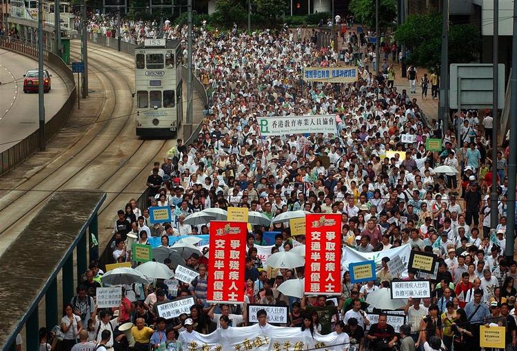 Protesterne er blevet en årlig tradition siden en million gik på gaden i 2003 i protest mo en national sikkerhedslov. 
