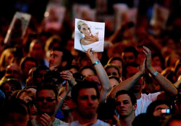 En fan holder et billede op af Lady Di. 