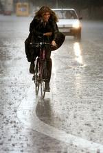 Cyklist i regn