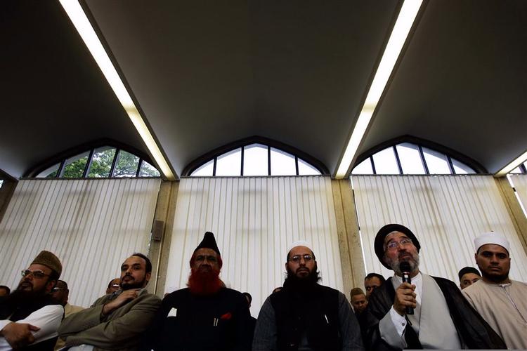 Muslimske ledere under et møde umiddelbart efter bombeangrebet i juli 2005. Også de seneste dages afsløringer af terrorangre har fået muslimske ledere til at mødes. 
