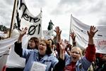 Her demonstrerer social og sundhedshjælpere på Christiansborg Slotsplads, og de omfattende strejker ser nu ud til at give resultater. 