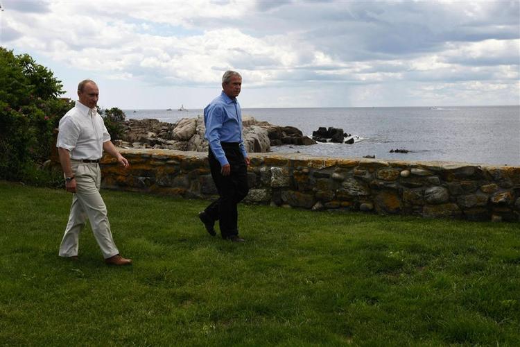 Putin og Bush mødes i Kennebunkport i Maine. 