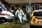 Politiet ransager en af de mistænktes boliger. 