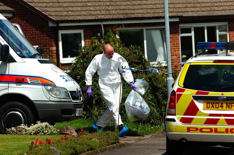 Politiet ransager en af de mistænktes boliger. 