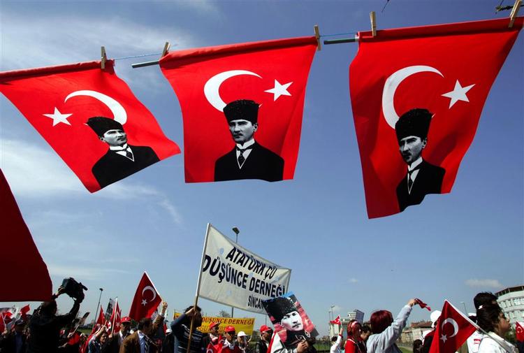Tyrkiske flag med portrætter af den tyrkiske alfader Atatürk. 