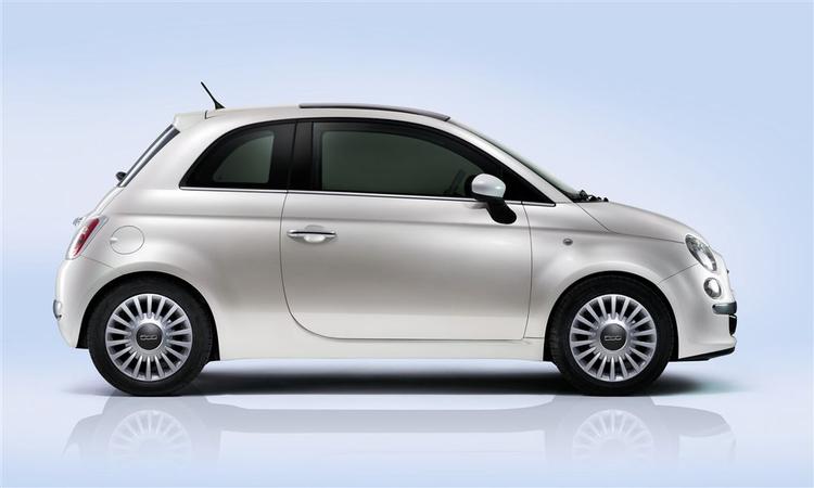 Den nye Fiat 500 kører i samme designstil som forgængeren. Men teknikken er noget mere moderne. Og nu ligger motoren foran. Foto:Fiat 