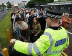 Sikkerhedskontrollen i britiske lufthavne er skærpet efter weekendens terrorangreb. 