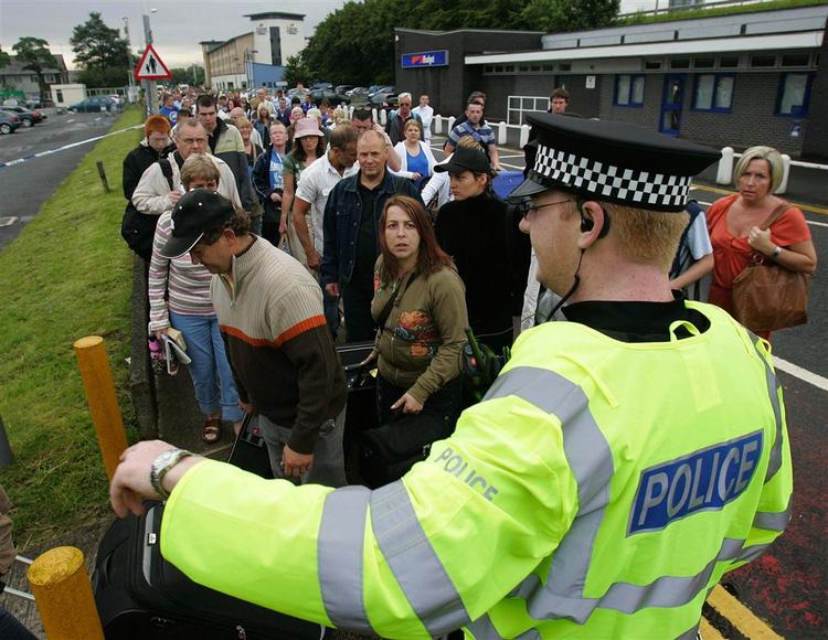 Sikkerhedskontrollen i britiske lufthavne er skærpet efter weekendens terrorangreb. 