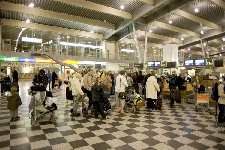 Den nye terminalbygning i Billund Lufthavn, der blev indviet i 2002, er forsynet med en høj betonsokkel uden om, så biler, eventuelt med bomber, ikke kan køre ind i terminalen. 