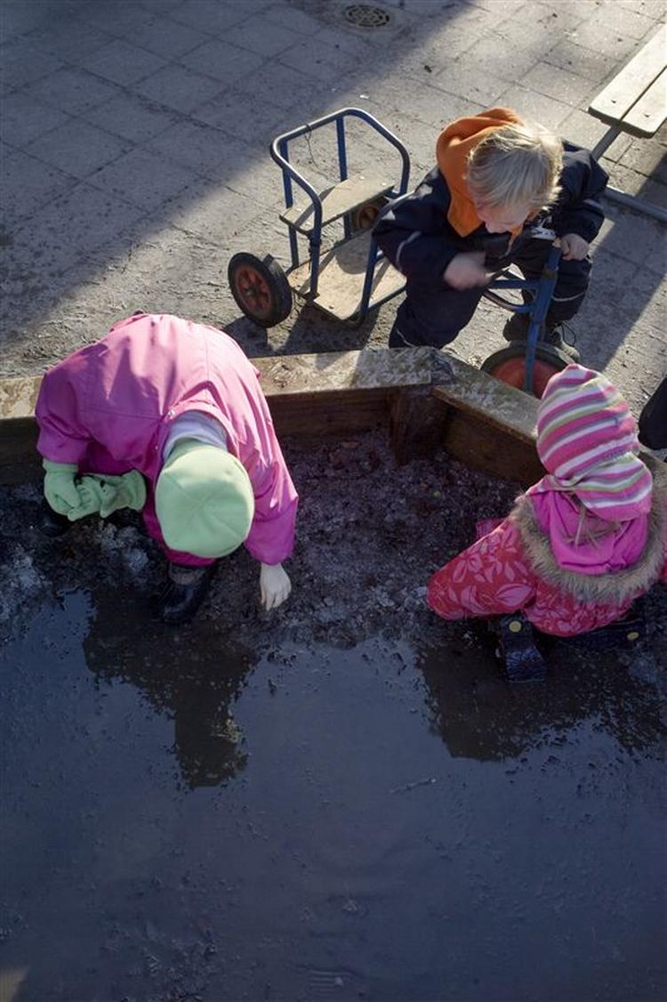 Piger og drenge i leg (arkivfoto). 