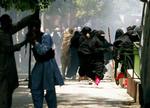 Studerende ved Islamabads Røde Moské er gået til angreb på politiet. Op mod ti personer meldes dræbt. 