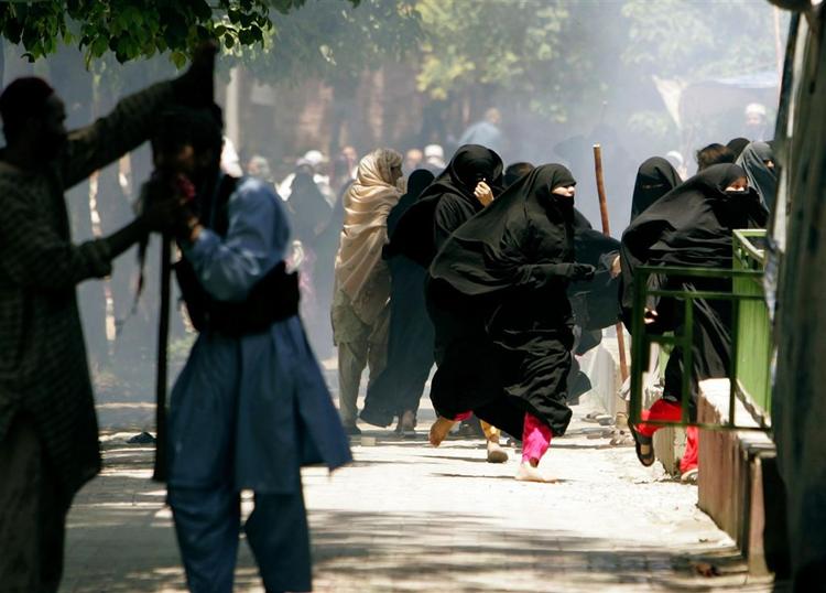 Studerende ved Islamabads Røde Moské er gået til angreb på politiet. Op mod ti personer meldes dræbt. 