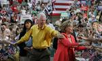 Hillary i front og Bill lige bag ved. Iowa jubler. 