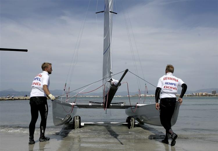 Allan Nørregaard og Michael Risør er nummer 23 efter de første to af de elleve sejladser ved VM i Cascais. 