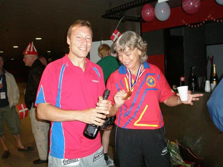 Carsten Egeholt og Annie Ramberg fejrede deres EM-medaljer med en flaske champagne. 
