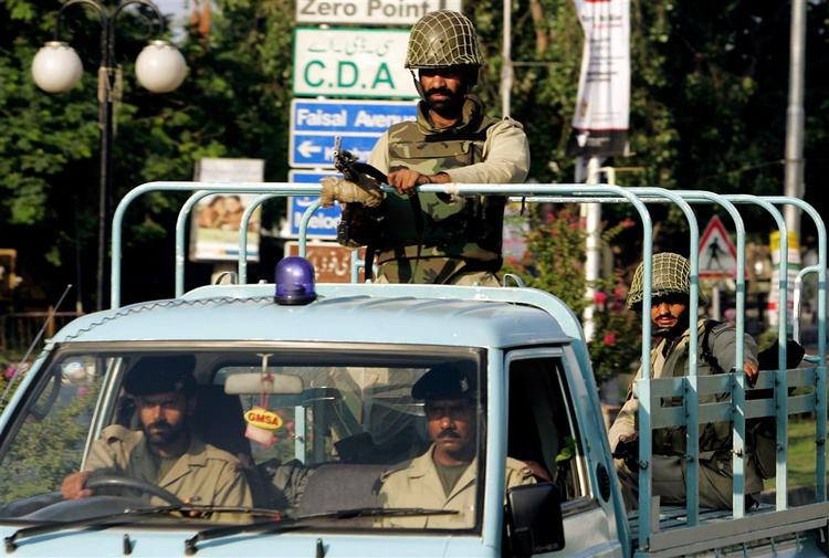 Pakistansk militær patruljerer i Islamabads gader efter skuddramaet tirsdag, som dræbte 12. 