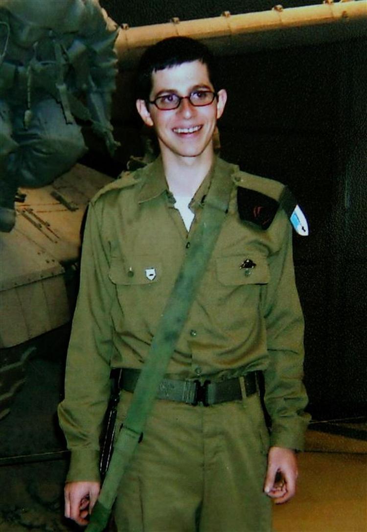 Bortført israelsk soldat har været tilbageholdt i over et år. 