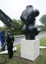 Onsdag 27. juni blev prins Henriks skultptur stillet op i den vestfynske by Strib. Allerede nu er den blevet udsat for hærværk. 