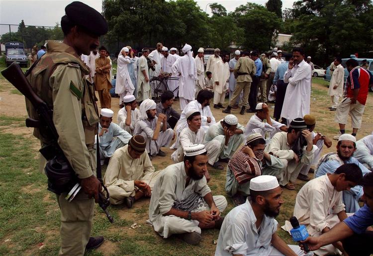 Mange fra moskeen har overgivet sig til de pakistanske sikkerhedsstyrker, men lederne nægter. 