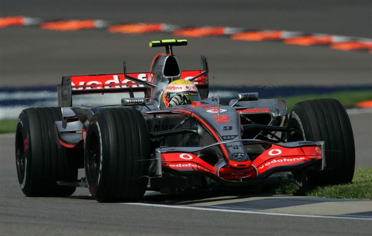 Lewis Hamilton har ligget forrest i Formel 1 feltet gennem hele sæsonen. Nu undersøger motorsportens øverste organ, FIA, om spionage mod en konkurrent har hjulpet McLaren-køreren til hans fine placeringer. 