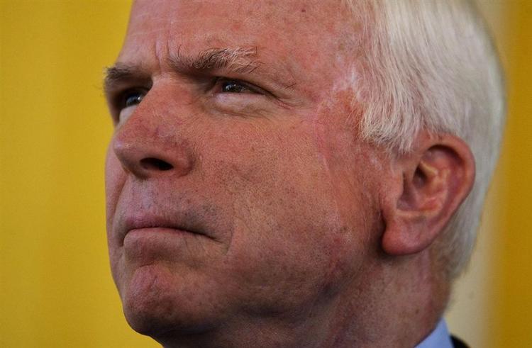 Senator John McCain rejser land og rige rundt for at hive penge hjem til sin præsidentkampagne. Men lige lidt hjælper det, bedyrer de amerikanske medier. 