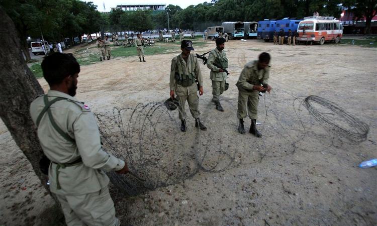 Pakistanske soldater sikrer området omkring Islamabads 'Røde Moské', hvor omkring 850 personer stadig forskanser sig. 