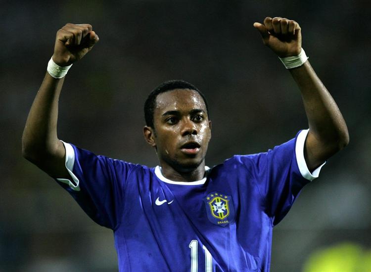 Den brasilianske angriber Robinho fejrer sit straffesparksmål mod Ecuador. 