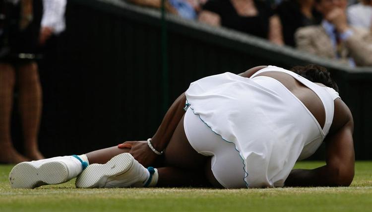 Serena Williams beskyldes for at skabe sig, da hun klagede over smerter i læggen under mandagens kamp mod Daniela Hantuchova. 