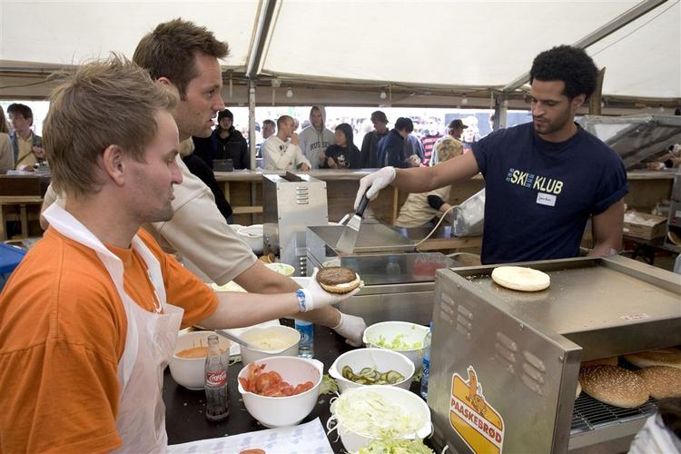 Det bliver ikke sundt at spise burgere, selv om der er to tomatskiver og en agurkskive i. 