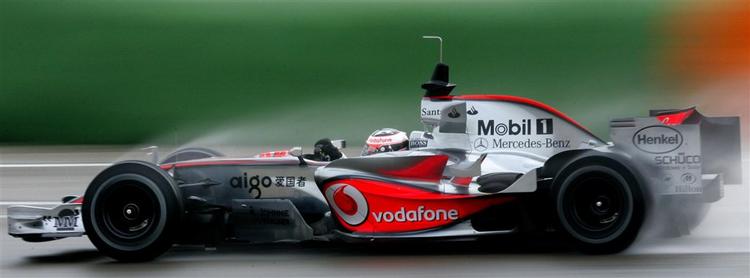 Fredo Alonso i McLarens MP4-22-racer, da han inden sæsonen testede den nye Formel 1-model.McLaren afviser, at have fået ideer fra Ferrari til udviklingen af sin nyeste racer. 