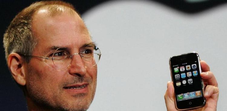 Lanceringen af iPhone, som Apples direktør Steve Jobss her viser, vil først finde sted i det øvrige Europa og i Asien til næste år 