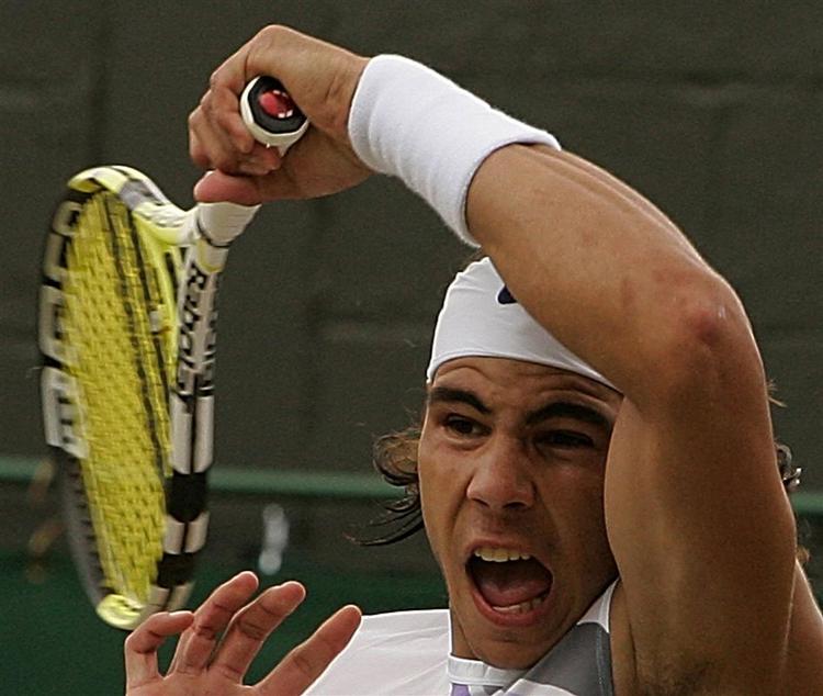 Rafael Nadal er stadig med på græsset i Wimbledon. Men den 21-årige spanier sparer ikke sig selv. 