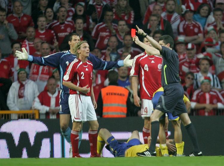 Christian Poulsen får rødt efter at have slået Markus Rosenberg. UEFA's appeludvalg har valgt at lempe dele af straffen. 